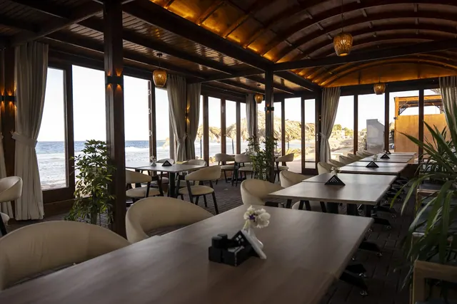 The sea beside the dining tables at Zowwada