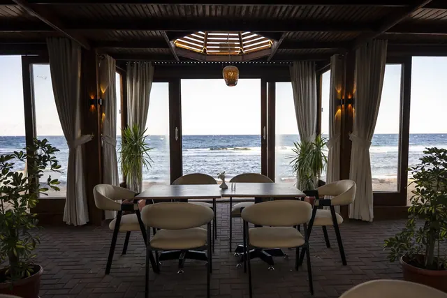 A table at Zowwada overlooking the Red Sea